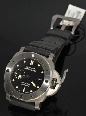 Panerai, 47mm 1950 "Luminor Submersible" Pam00305 in Titanium