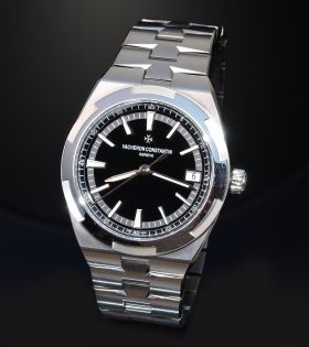 2020 Vacheron Constantin 41mm Overseas 4500V/110A-B483 Black dial automatic date in Steel. F/Set