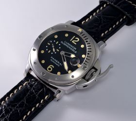 Panerai, 44m Pam0024 "Luminor Submersible 300m" auto/date Chronometer in Steel